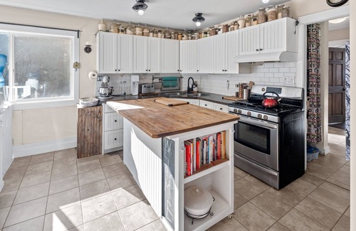 Shawnigan Lake House | ~♡RIVERSIDE. 3+Den BR Cabin Offgrid. Famiy Friendly. Off- season rates. Inquire!
