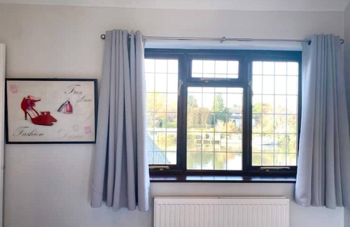Staines House | Riverside 4 Bedroom House In Wraysbury near Windsor Staines