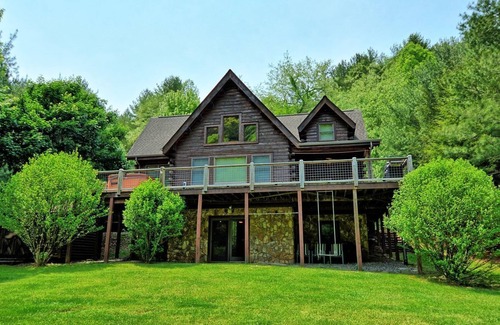 Warrensville Cabin | Riverside at Eagle Ridge-River Front Cabin w/Hot Tub, Pool Table, Fire Pit, AC