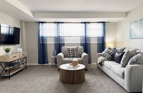 Evansville Apartment | Riverside B1 - EVV 2BR Queen/1BA Apt