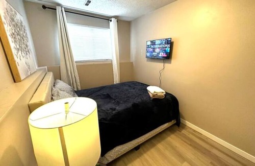 Sunnyside House | Riverside Bliss: 3-Bed Basement Suite