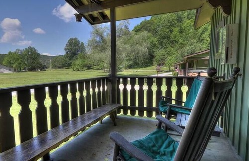 Pittman Center Cabin | Riverside Cabin, minutes to Downtown Gatlinburg