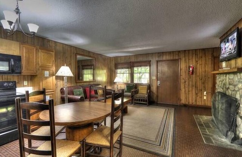 Pittman Center Cabin | Riverside Cabin, minutes to Downtown Gatlinburg! Includes tickets to Dollywood, Anakeesta,