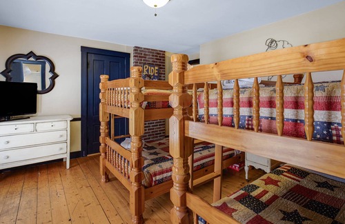 Freedom House | Riverside Charm: Water Front, Dogs OK, Beach, Dock, Hammocks, Kayaks, Fishing, Fast WiFi