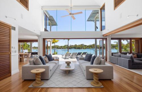 Noosa Heads House | Riverside Elegance on Noosa Parade