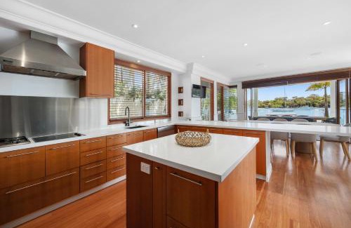 Noosa Heads House | Riverside Elegance on Noosa Parade