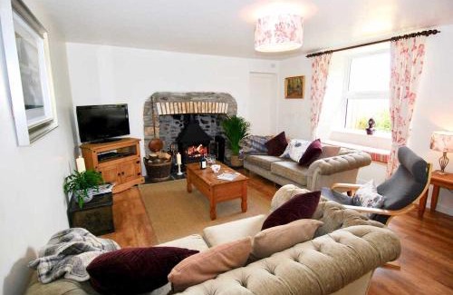 Bodmin House | Riverside farm cottage on private wildlife estate 2-bedrooms