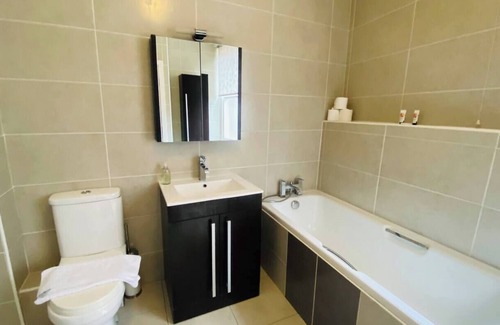 Sheffield House | Riverside Gem in Kelham Island House With Parking