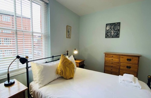 Sheffield House | Riverside Gem in Kelham Island House With Parking