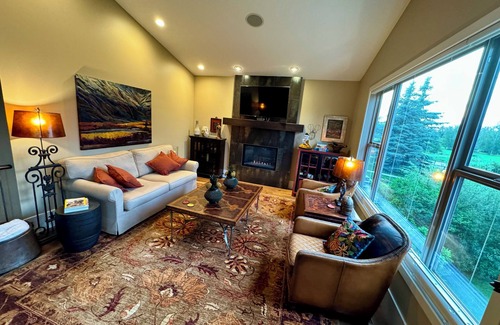 Quarry Park House | Riverside Haven in Quarry Park. Classy bungalow close to fun & nature.