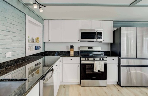 Braden River Apartment | Riverside Luau! Tiki Hut, Fire Pit & Outdoor Fun