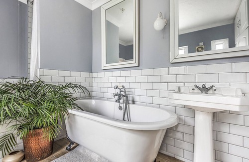 Maidstone Cottage | Riverside Manor Cottage, 4 bedrooms, great for families and groups