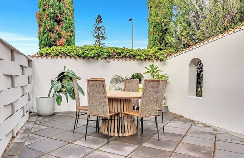 Glenelg North House | Riverside Refuge A Contemporary Gem near the Beach