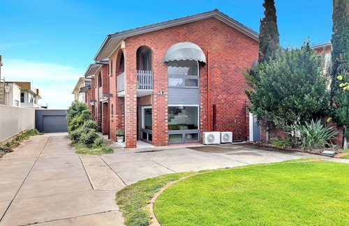 Glenelg North House | Riverside Refuge A Contemporary Gem near the Beach