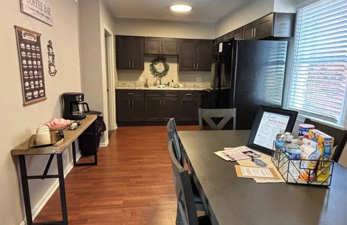 Madison House | Riverside Retreat 2 ~ One Story ~ 3bd/2ba ~ Steps to the River & Main St