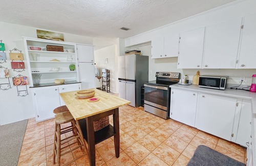 Edgewater House | Riverside Retreat - 3 Kayaks, minutes from the beach, shops and great food!