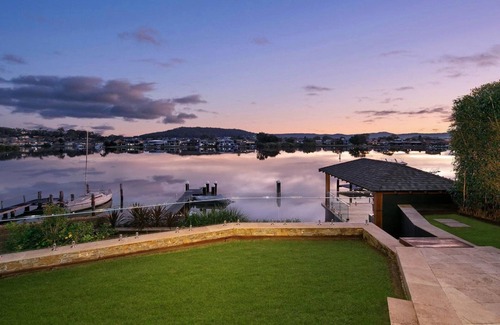Daleys Point House | Riverside Retreat by HolidayCo.