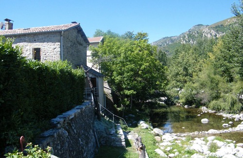 La Souche House | Riverside Retreat in La Souche