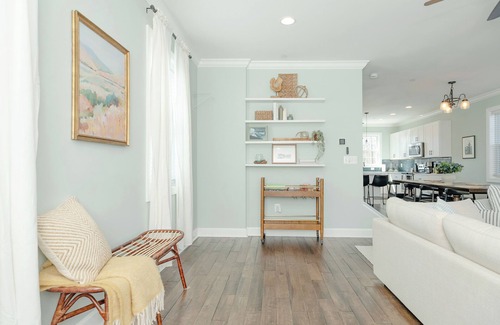 Riva House | Riverside Retreat ~ Near Annapolis & USNA ~ Home Theatre, Bar & Beach Access