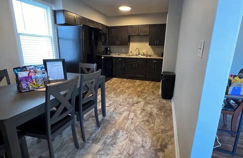 Lexington House | Riverside Retreat ~ One Story ~ 3bd/2ba ~ Steps to the River & Main St