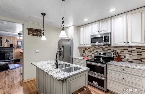 Lyons House | Riverside Retreat with Red Rock Canyon Views and High-Speed Internet