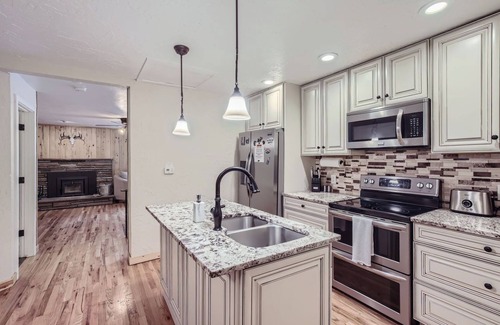 Lyons House | Riverside Retreat with Red Rock Canyon Views and High-Speed Internet