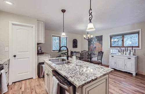 Lyons House | Riverside Retreat with Red Rock Canyon Views and High-Speed Internet