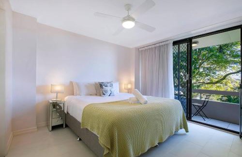 Auchenflower Apartment | 'Riverside Terrace' Inner-city Retro-chic with Pool