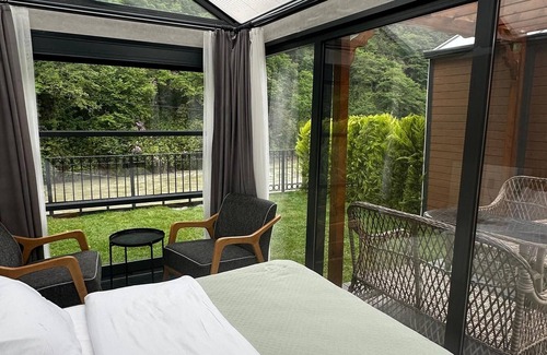 Ardesen Hotel | Riverside Tinyhouse