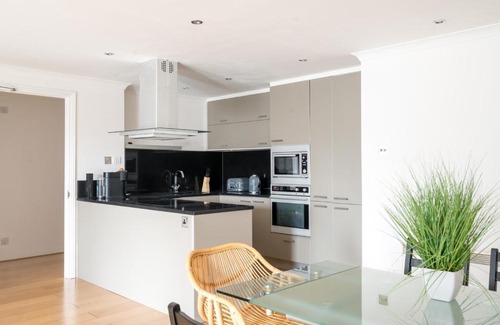 Canary Wharf Apartment | Riverside Two Bedroom Apartment in Canary Wharf