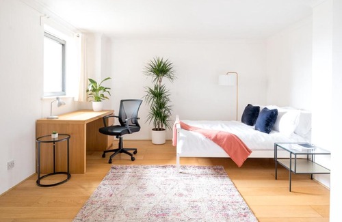 Canary Wharf Apartment | Riverside Two Bedroom Apartment in Canary Wharf