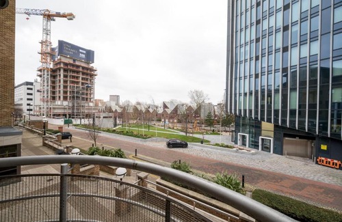 Canary Wharf Apartment | Riverside Two Bedroom Apartment in Canary Wharf