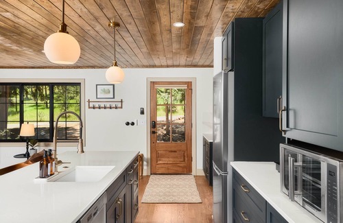 Cascade Cabin | Riverside Oasis: Hot Tub, Fire Table & Scenic Cold Plunge