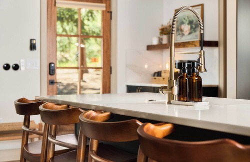 Cascade Cabin | Riverside Oasis: Hot Tub, Fire Table & Scenic Cold Plunge