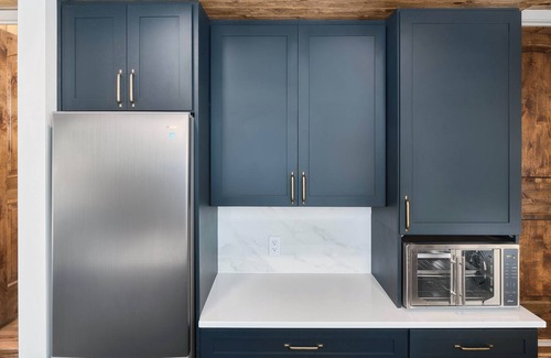 Cascade Cabin | Riverside Oasis: Hot Tub, Fire Table & Scenic Cold Plunge