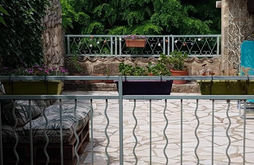 Collias House | Riverside village charm meets nature retreat