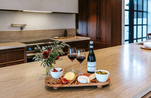 Wanaka House | Riverslea - Sleeps 10 - Pool