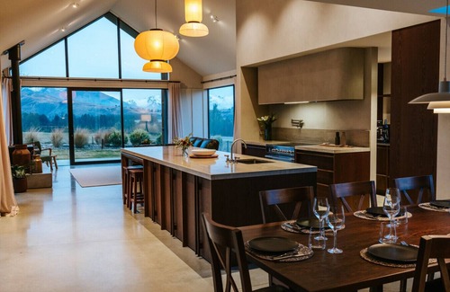 Wanaka House | Riverslea - Sleeps 10 - Pool