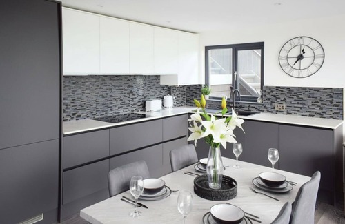 Mabe Apartment | Riverview, 2 Bedrooms,Sleeps 4, Parking,Ev charger