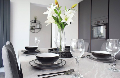Mabe Apartment | Riverview, 2 Bedrooms,Sleeps 4, Parking,Ev charger