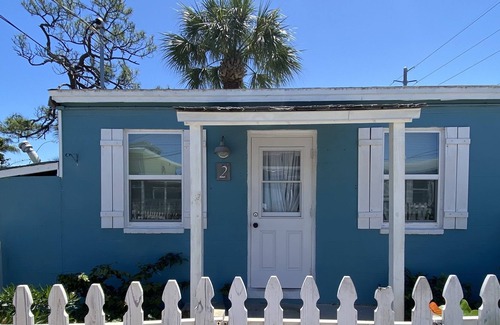 Tropic Cottage | Riverview Cottage with Kitchen & Private Deck
