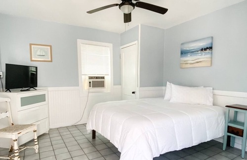 Tropic Cottage | Riverview Cottage with Kitchen & Private Deck