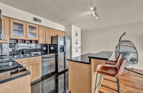 Ohio City Apartment | Riverview Getaway, Free Parking, 24/7 Hour Gym