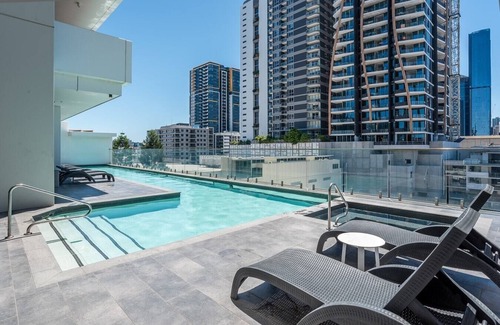 South Brisbane Apartment | Riverview High level 1bedroom unit with Parking