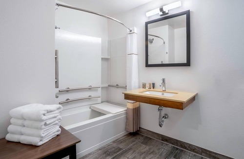 Rockford Hotel | Riverview Inn & Suites, an Ascend Collection Hotel