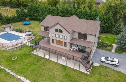 Dauphin House | Riverview Lodge Summa