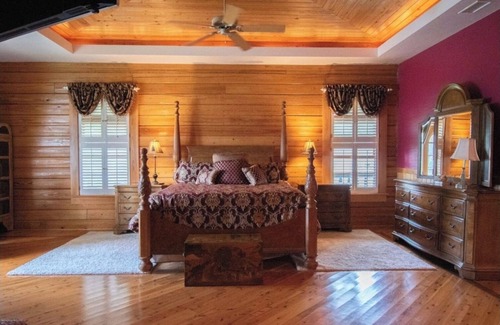 Astor Cabin | Riverview- Log Cabin- Special pricing August!/September BOOK NOW!