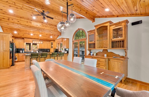 Dawsonville Cabin | Riverview Retreat - Hot Tub/Pool Table/River Front /Fire Pit!