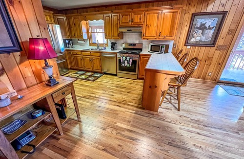 Grassy Creek Cabin | RiverView Ridge: 5 BR, 3 BA Cabin/Bungalow in Piney Creek, Sleeps 10