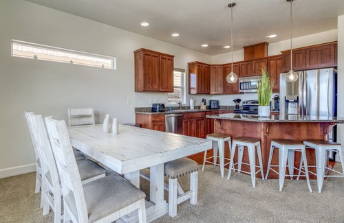 Quincy House | Riverview Townhome, w/access to hot tub, pools, golf, boat launch & more!